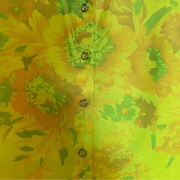 ESCADA Vintage 40 Poly/Silk Floral Button-Up Shirt in Vibrant Green and Yellow - Picture 5 of 9